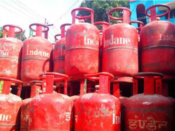 कोरबा के दर्री गैस एजेंसी में गैस सिलेंडर के लिए हाहाकार, बुकिंग नंबर बंद होने से उपभोक्ता परेशान