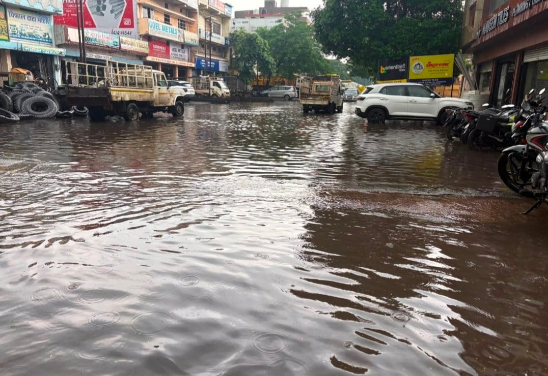बारिश के बाद ट्रांसपोर्ट नगर बना आकर्षण का केंद्र, सड़क पर छलकता पानी और गुजरते वाहनों का नजारा कैमरे में कैद