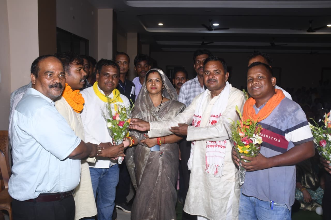 चंद्रपुर-डभरा में सेवानिवृत्ति सम्मान समारोह का भव्य आयोजन, समाज के प्रतिभावान विद्यार्थियों और नव चयनित युवाओं का भी हुआ सम्मान