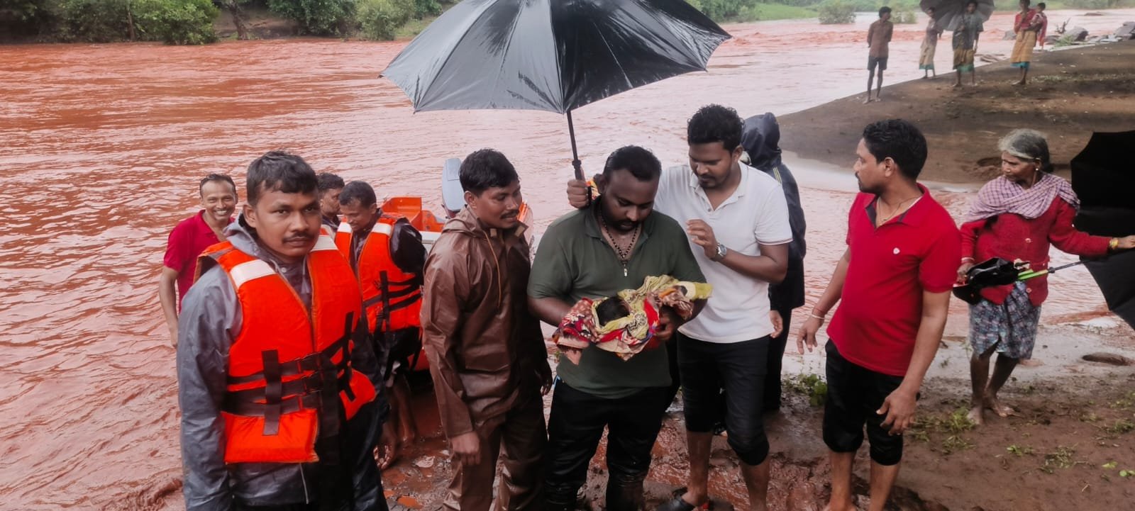 बाढ़ के बीच प्रशासन का मेगा रेस्क्यू ऑपरेशन, नवजात समेत 9 लोगों की बचाई जान