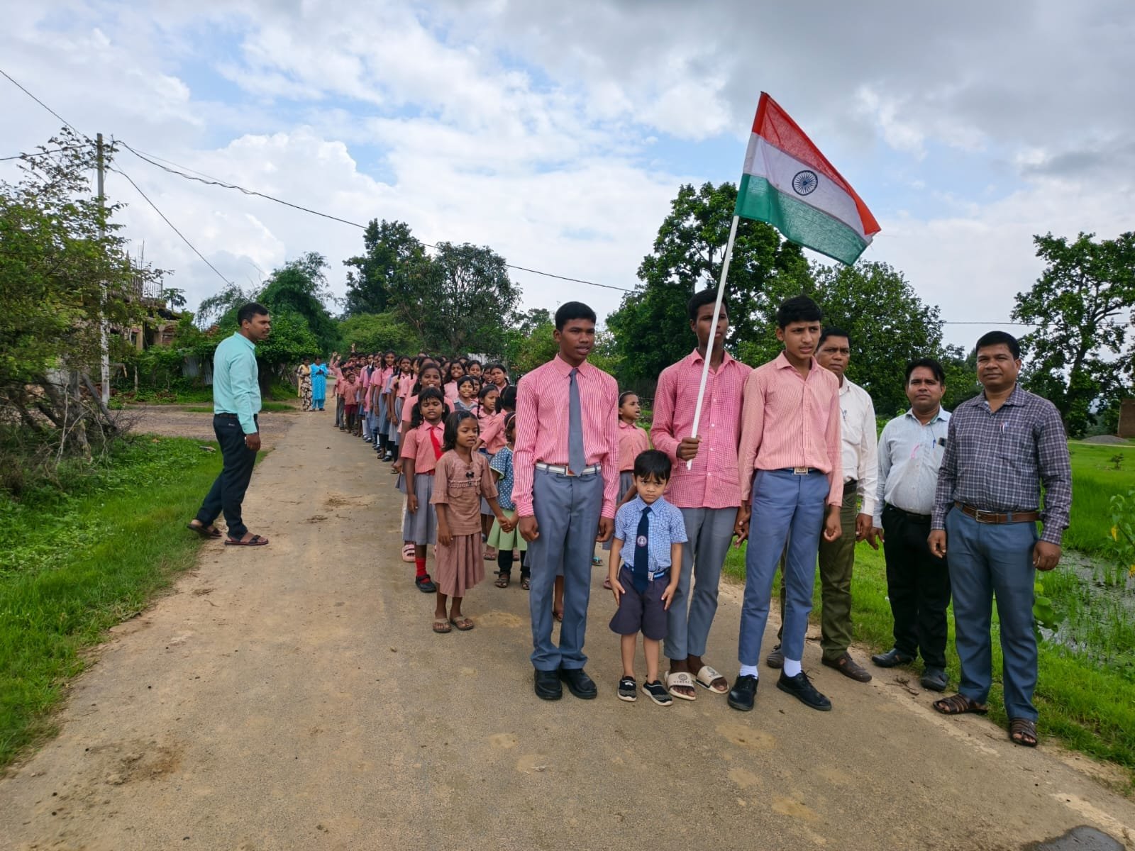 लाद हाईस्कूल में ‘हर घर तिरंगा’ अभियान के तहत निकली भव्य तिरंगा यात्रा