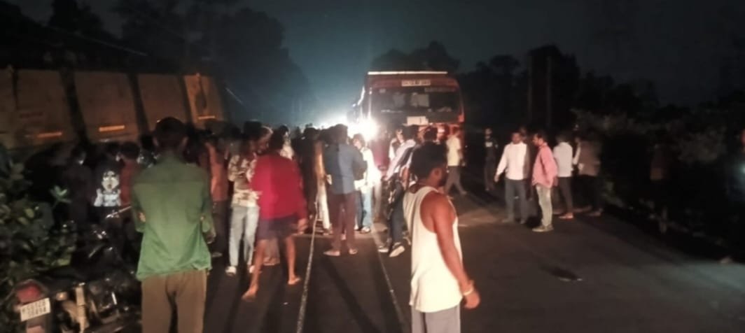 तेज रफ्तार ट्रेलर ने बाइक सवारों को कुचला, एक की मौत