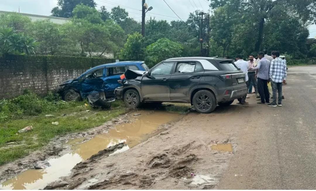 कारखाना एरिया के अंधे मोड़ पर दो कारों में जोरदार भिड़ंत, बड़ा हादसा टला