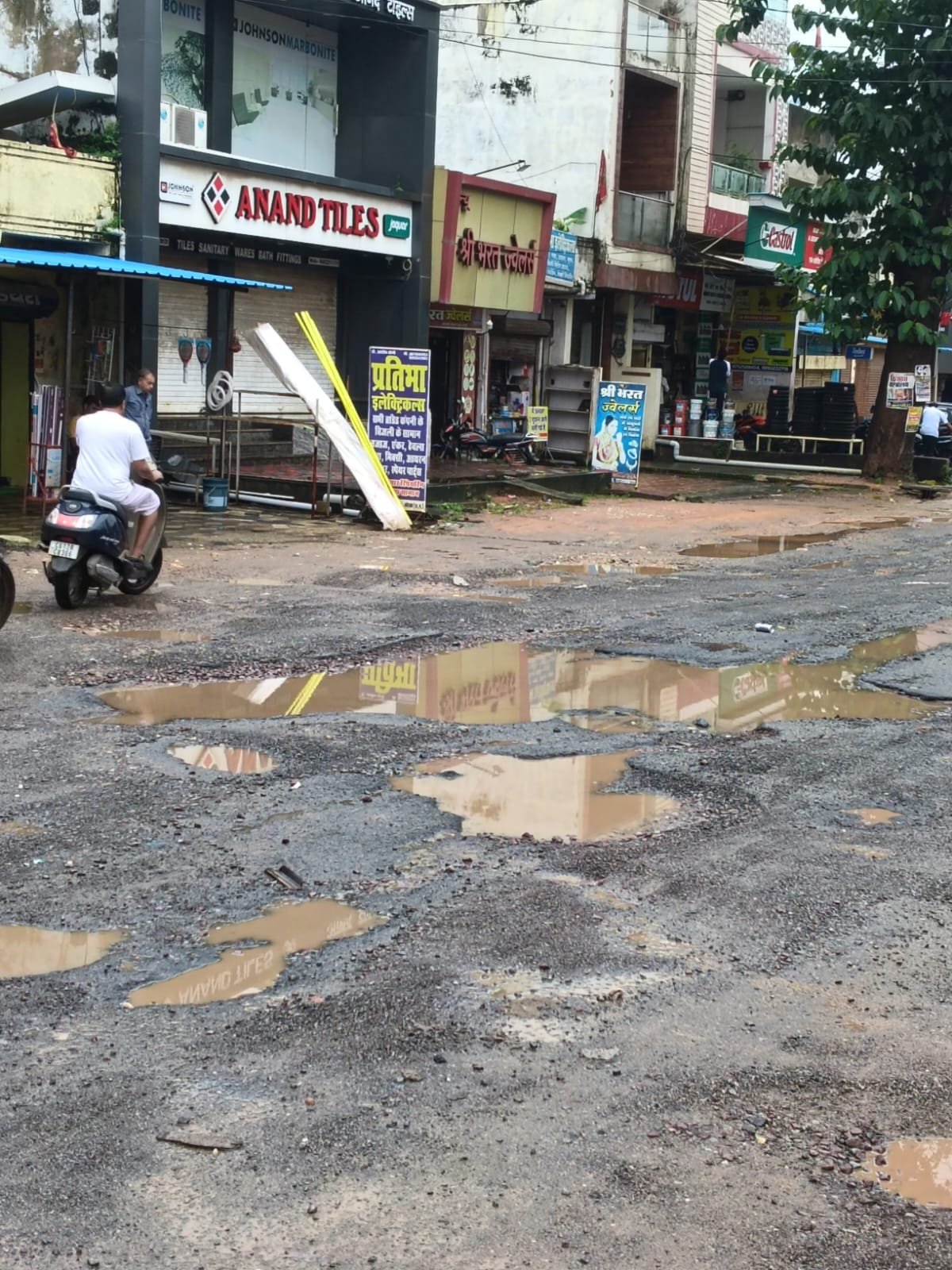 कटघोरा में सड़क पर जानलेवा गड्ढा, हादसे का इंतजार कर रहा PWD