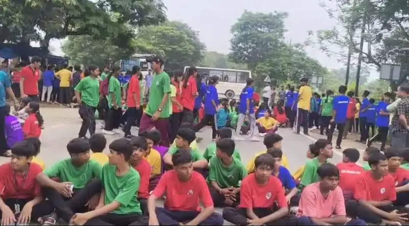 छुरी एकलव्य विद्यालय के छात्रों ने फिर किया चक्का जाम, भोजन-पेयजल की समस्या को लेकर प्रदर्शन