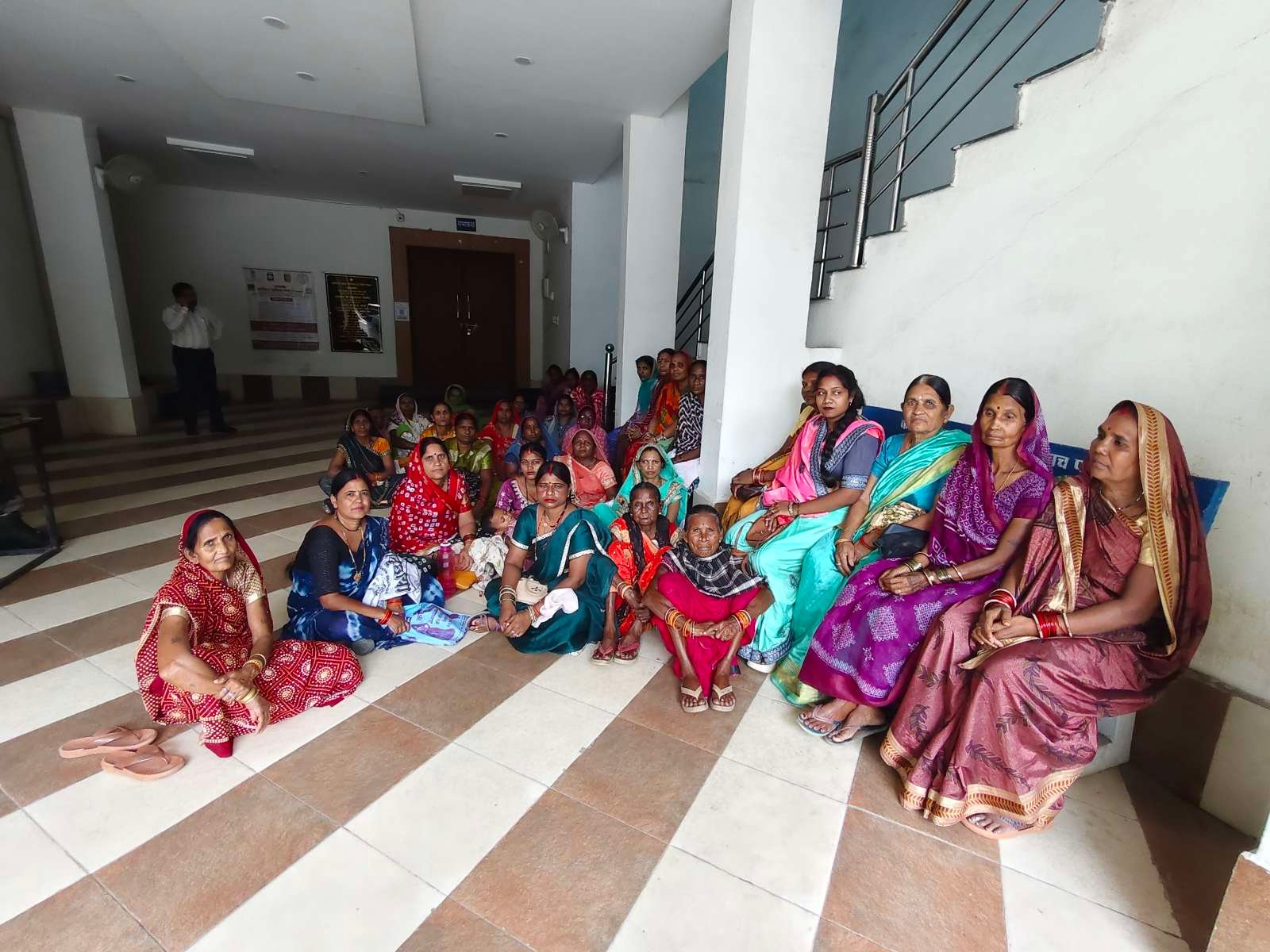 कोरबा: वर्षों से कच्चे मकानों में रह रहे परिवारों ने मांगा पट्टा, कलेक्टर को सौंपा ज्ञापन….