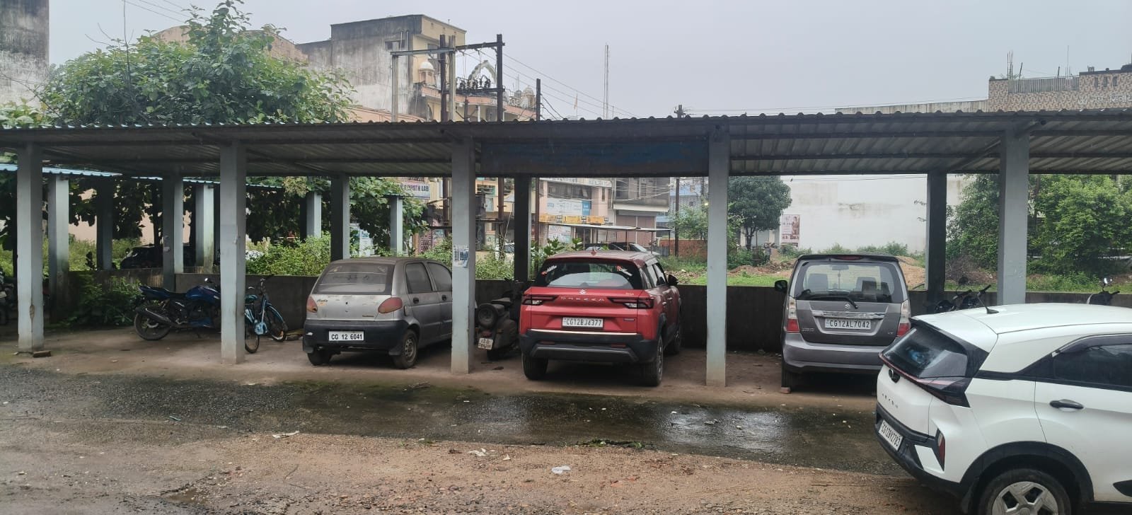 दर्री साडा कॉलोनी की पार्किंग पर कब्जा, महीनों से खड़े वाहन
