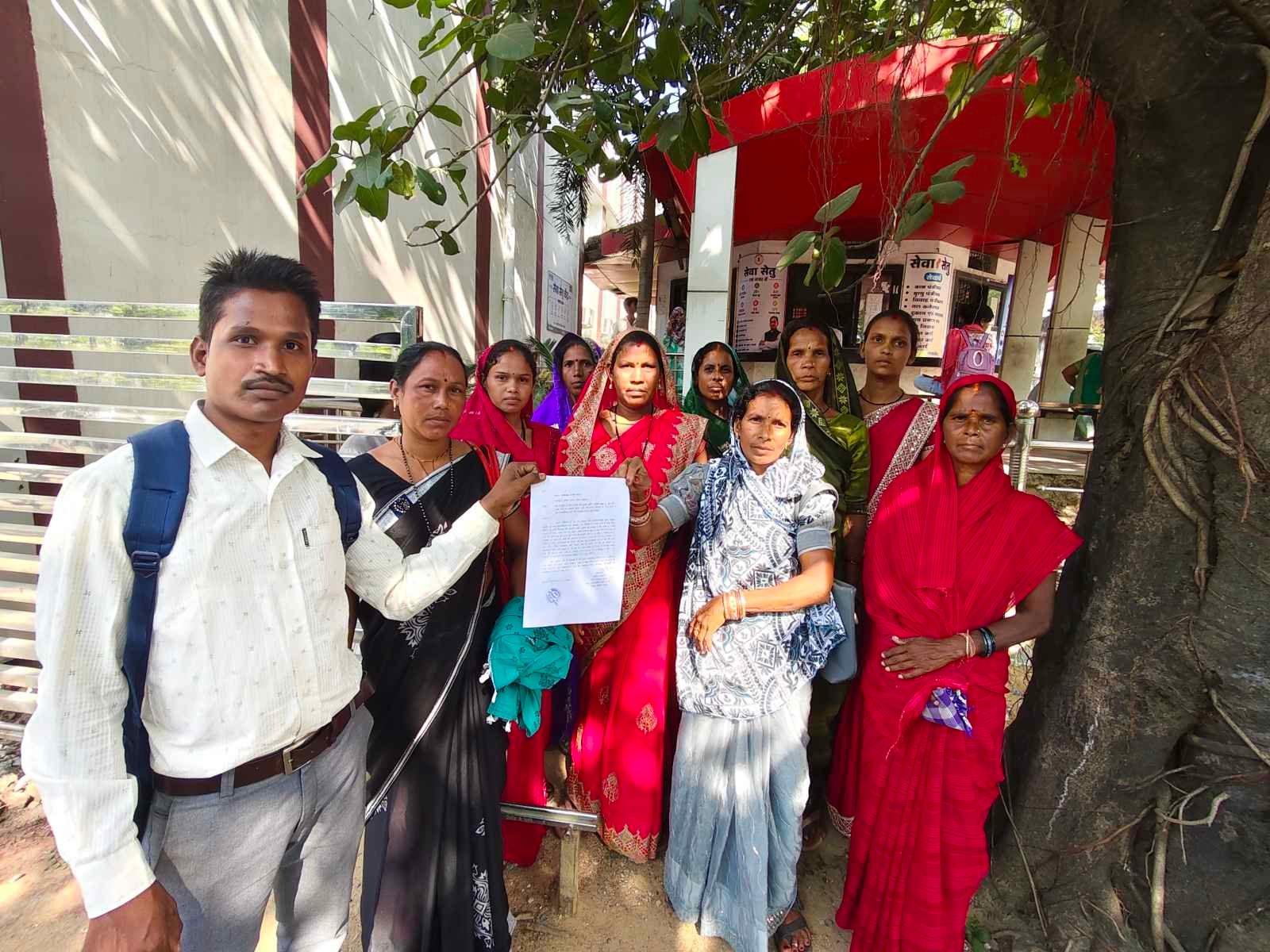 कोरबा : सलोरा कैलाशनगर वार्ड 7 में एक साल से पेयजल संकट, दूर-दूर से पानी लाने को मजबूर ग्रामीण…..