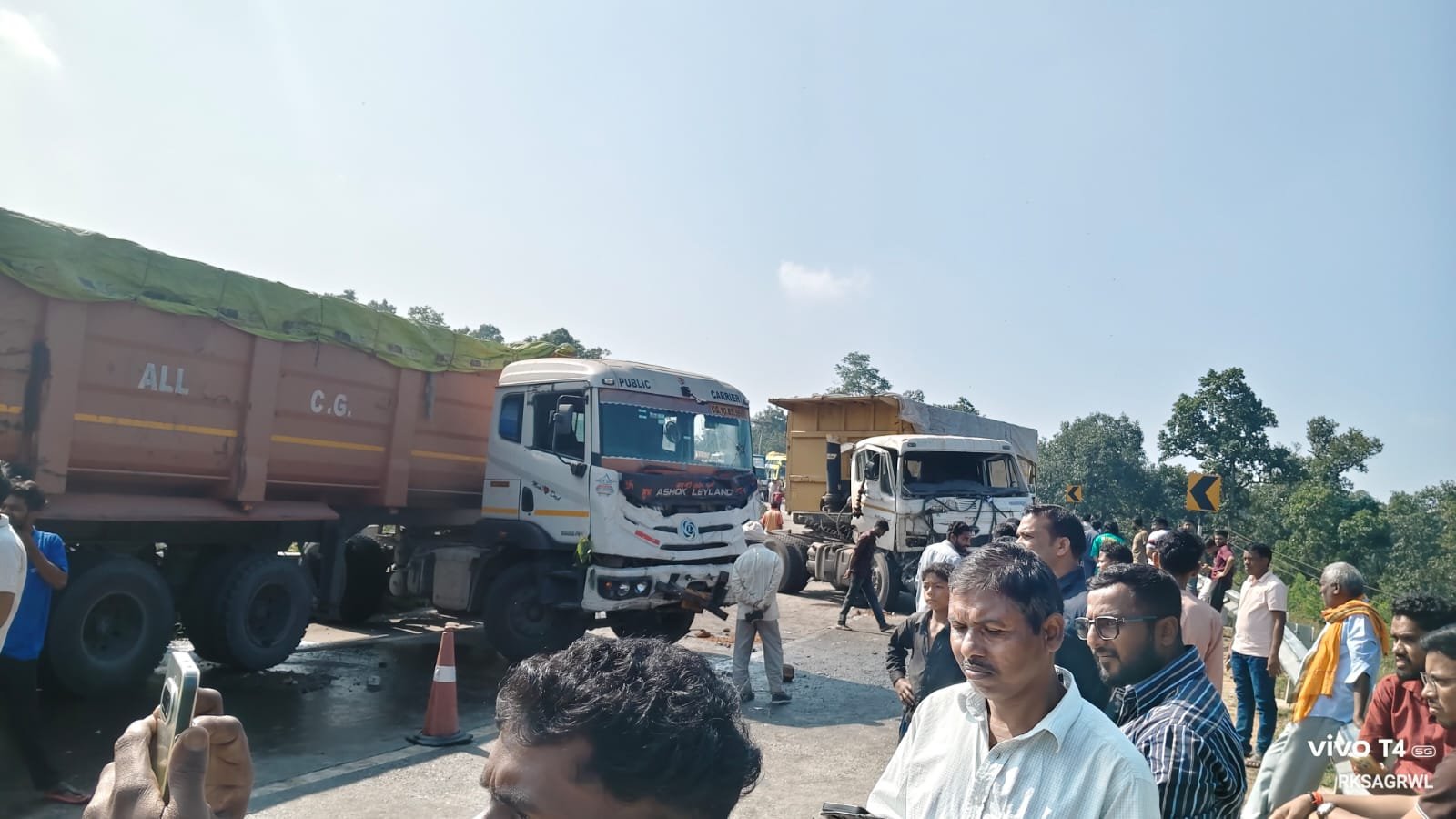 Breking news: मदनपुर घाट में दो ट्रेलरों की भिड़ंत, NH-130 पर लगा जाम…..
