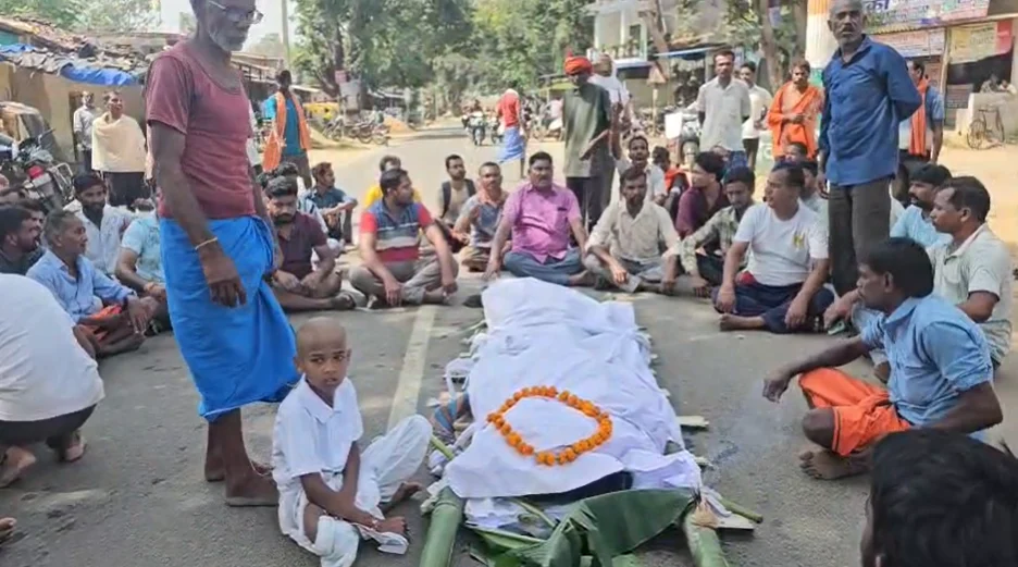 जवान की मौत पर फूटा परिजनों का गुस्सा, मुख्य मार्ग पर शव रखकर किया प्रदर्शन….