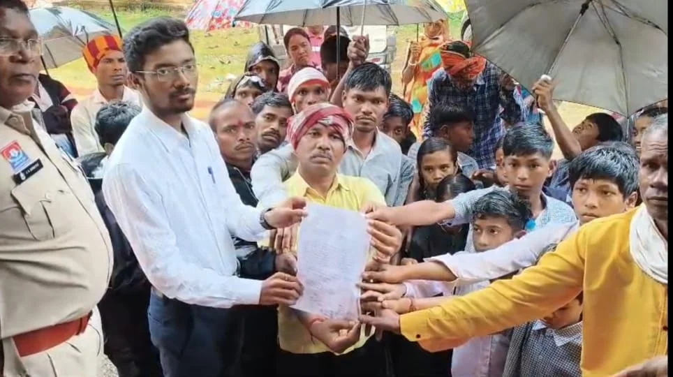 स्कूल भवन के लिए 15 किमी पैदल चले बच्चे, अफसरों के दफ्तर का किया घेराव….