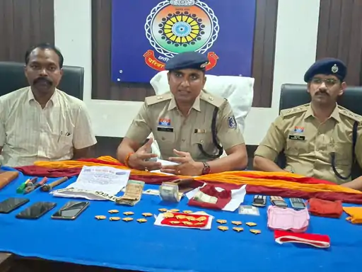 पहले असली सोना, फिर नकली पत्तियां… ज्वेलर्स से 19 लाख की ठगी, छह गिरफ्तार….